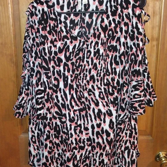 V neck peach,gray, black and white design top size Large - Picture 1 of 10